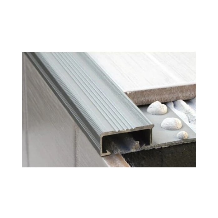 Nariz Aluminio Escalón C/Cerámica 12 mm x 3 mm Plata Mate