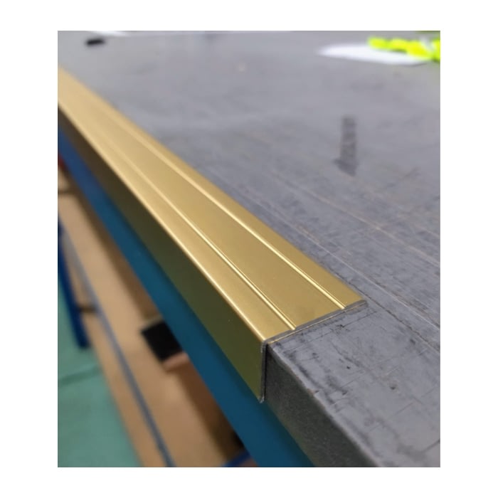Nariz Autoadherible Aluminio 20 mm x 30 mm x 2,70 m Latón Mate - Imagen 3