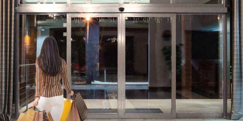 Puerta-automática-en-entrada-principal