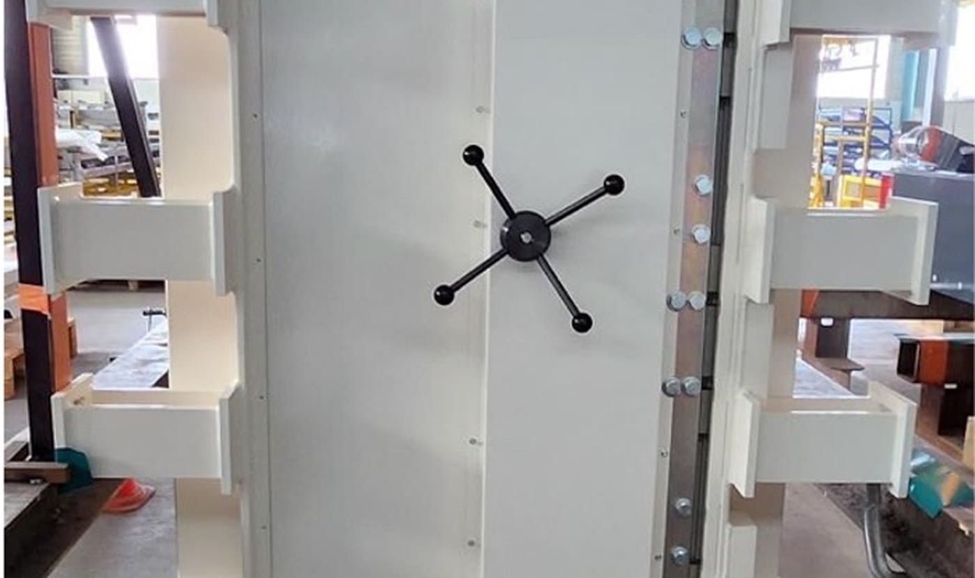 Puerta de seguridad de una sala segura en una embajada