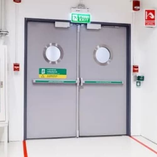 Puerta cortafuego con accesorios antipánico